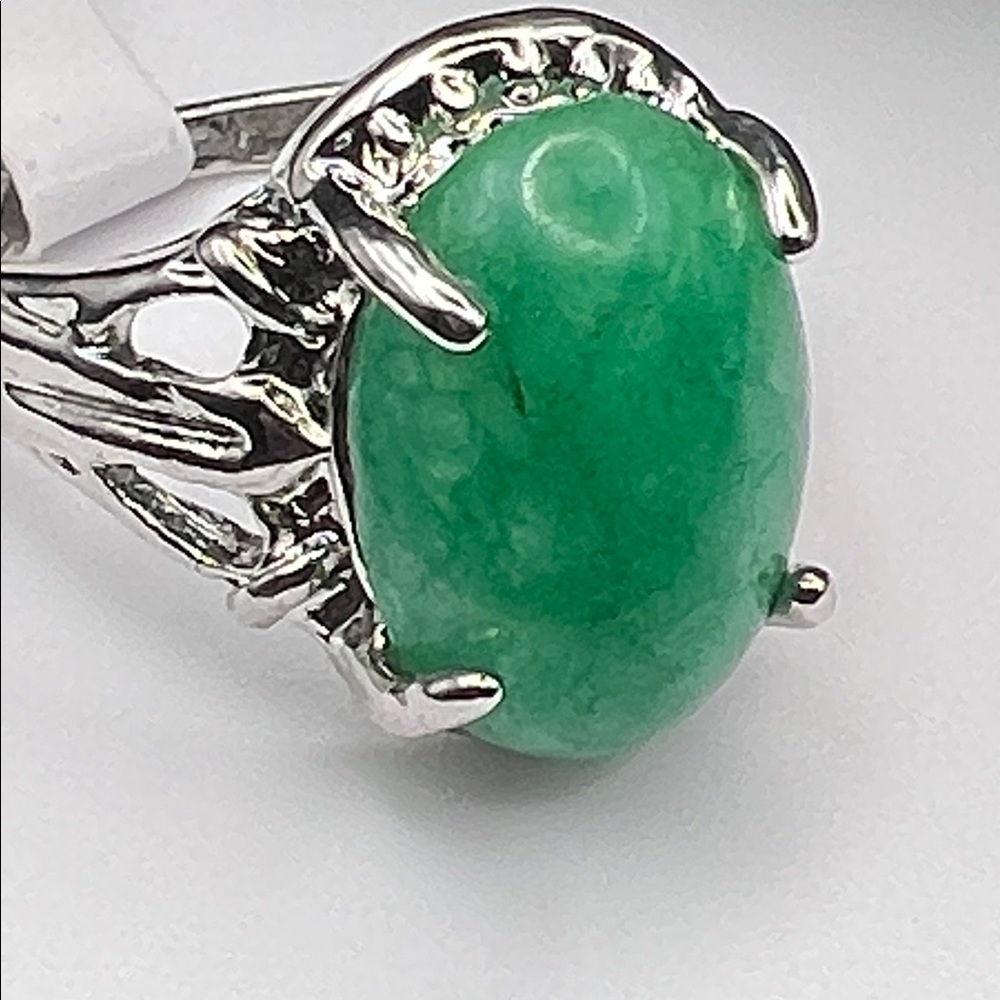 Beautiful Jadeite Ring - Green Gemstone - Picture 4 of 5